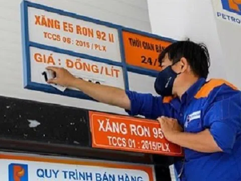 Tài xế công nghệ "lắc lư" khi giá xăng không ngừng leo thang