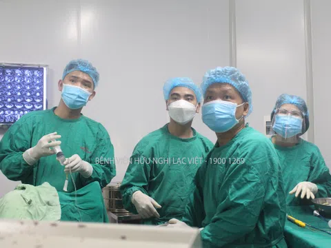 Vĩnh Phúc: Bệnh viện Hữu nghị Lạc Việt điều trị cho bệnh nhân cao tuổi bị sỏi thận bằng phương pháp nội soi ống mềm