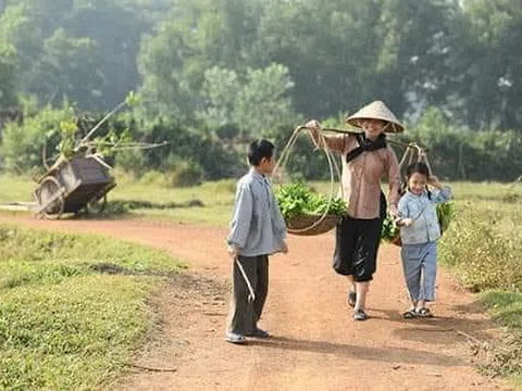 Cô bán rau chợ trưa