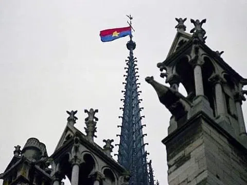 Lá cờ Việt Nam trên đỉnh tháp nhà thờ Đức Bà Paris