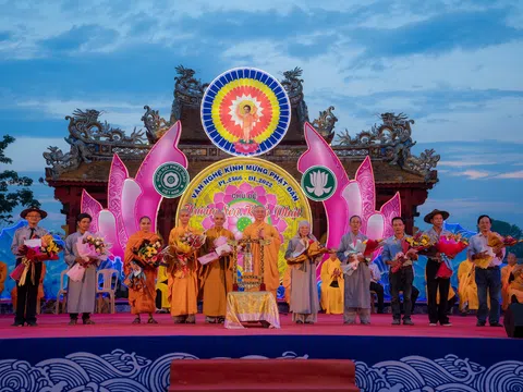 LUNG LINH ĐOÀN XE HOA PHẬT ĐẢN CỐ ĐÔ HUẾ