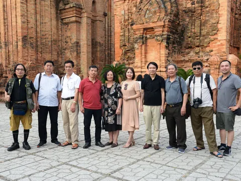 Hội viên Hội VHNT tỉnh Bắc Giang dự khai mạc Trại sáng tác văn học nghệ thuật tại Nha Trang