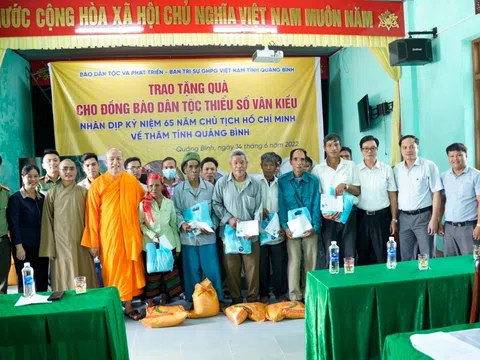 Tặng quà cho đồng bào dân tộc Vân Kiều nhân kỷ niệm 65 năm Ngày Bác Hồ về thăm Quảng Bình