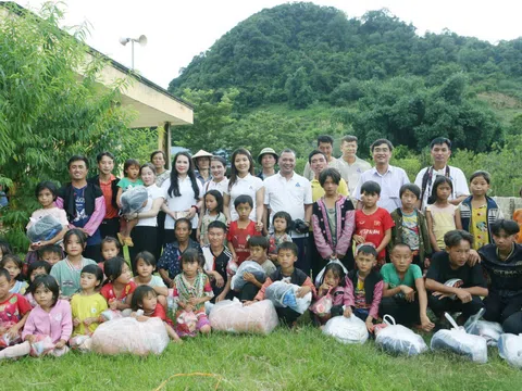 Tặng gần 300 phần quà đến học sinh khó khăn ở Điện Biên và Sơn La