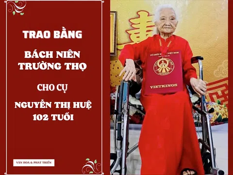 Trao bằng Bách niên Trường thọ cho cụ Nguyễn Thị Huệ 102 tuổi