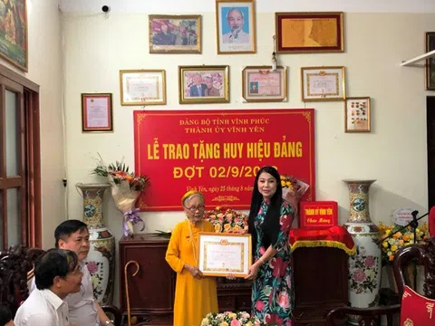Vĩnh Phúc: Trao tặng Huy hiệu 75 năm, 70 năm tuổi Đảng cho các đảng viên lão thành