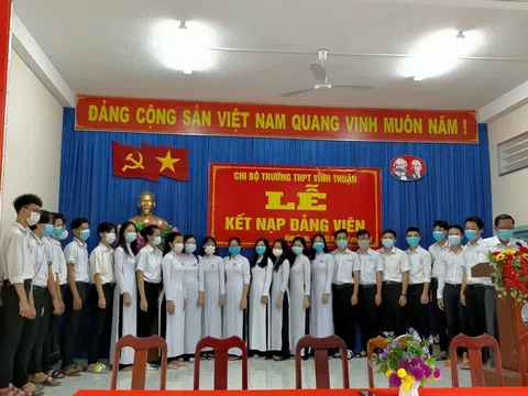 Kiên Giang: Trường THPT Vĩnh Thuận phát triển đảng trong học sinh