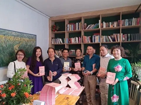 Ra mắt cuốn thơ “Hà Nội trái tim hồng” mừng ngày giải phóng Thủ đô 10/10/2022