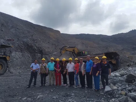 Đoàn Nhà văn Chi hội Nhà văn Công nhân đi thực tế vùng mỏ Quảng Ninh