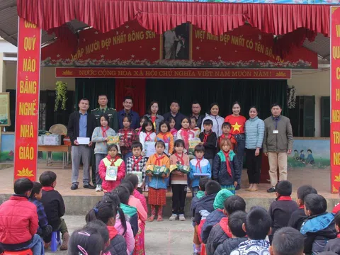 Đoàn  cán bộ Hội Nhà báo Vĩnh Phúc thăm, tặng quà vùng biên Hà Giang