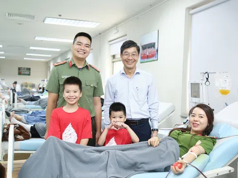 Đôi tay vun bồi mùa hoa