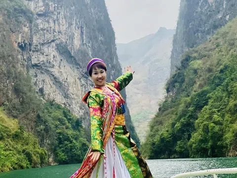 Hà Giang: Các hộ kinh doanh cam kết chỉ cho thuê trang phục dân tộc truyền thống của Việt Nam