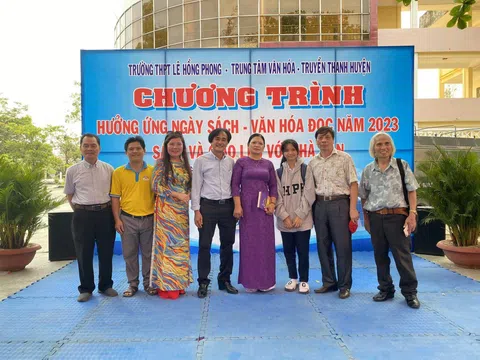 Nhân ngày hội sách thăm trường THHPT Lê Hồng Phong huyện Tây Hoà - Phú Yên