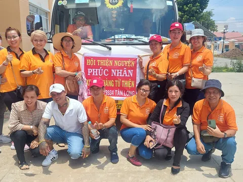 HUYỆN THANH BÌNH, ĐỒNG THÁP: Hội thiện nguyện Phúc Nhân trao quà cho bà con nghèo xã Tân Huề