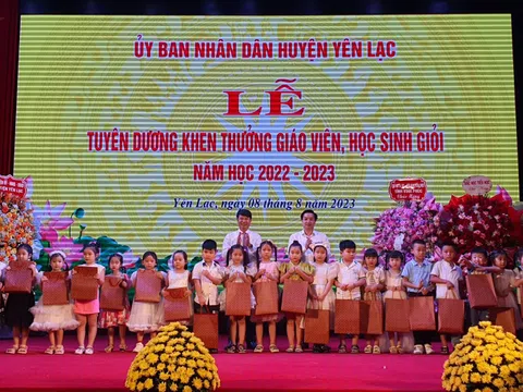 Vĩnh Phúc: Yên Lạc khen thưởng giáo viên, học sinh tiêu biểu năm học 2022 – 2023