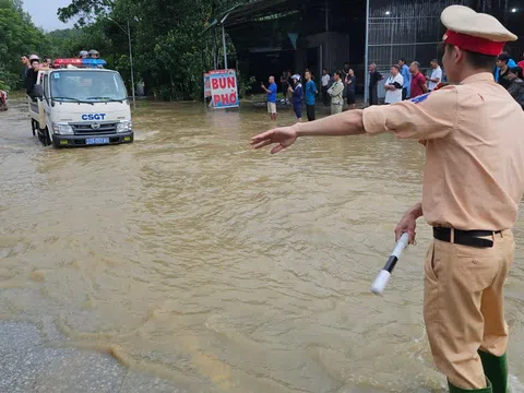 Tuyên Quang: CSGT dùng xe chuyên dụng giúp dân qua đoạn đường ngập sâu