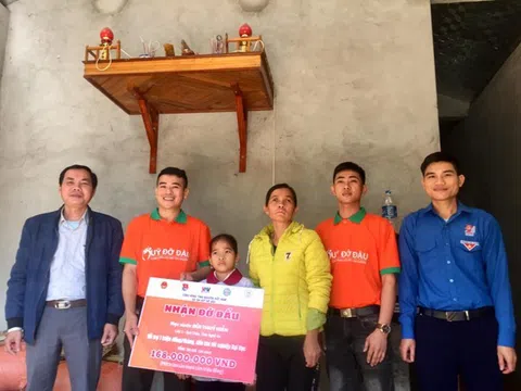 Quỹ đỡ đầu trao hỗ trợ 1 học sinh ở Quỳ Châu