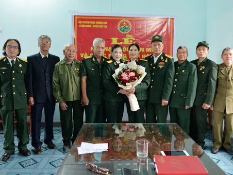 Bắc Giang: Hội truyền thống Trường Sơn Việt Yên và thị trấn Bích Động tổ chức chúc thọ hội viên và kết nạp hội viên mới
