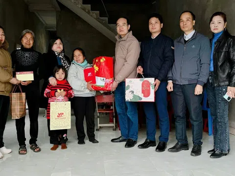 Hội Nhà báo tỉnh Vĩnh Phúc trao quà tết cho các gia đình khó khăn