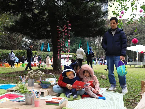 Các em nhỏ thích thú tham gia Bookshow "Mùa xuân tình bạn"