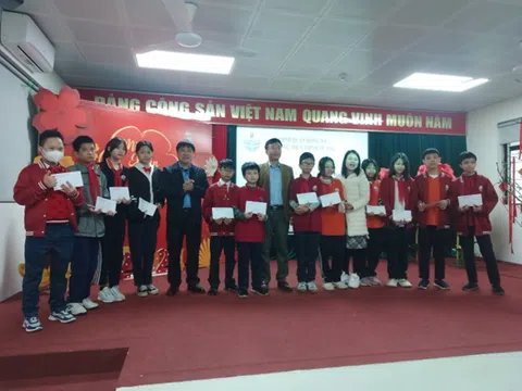 Đảng ủy Khối Doanh nghiệp quận Đống Đa trao quà cho học sinh nghèo vượt khó, học tốt