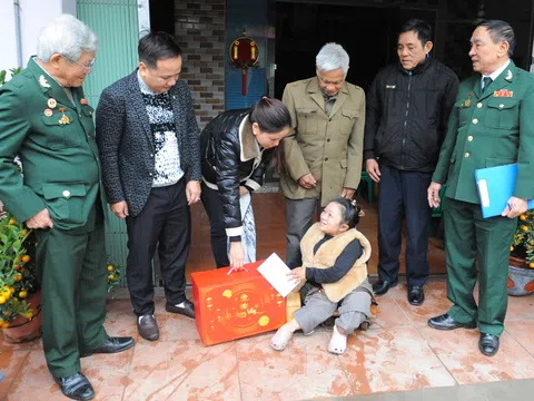 Bắc Giang: Công ty TNHH Mạnh Khang Group tặng quà Tết cho các trường hợp khó khăn