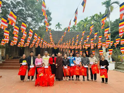 Công ty Thân Hà trao quà hỗ trợ các gia đình khó khăn ở thôn Táo, Tiến Thắng, Mê Linh