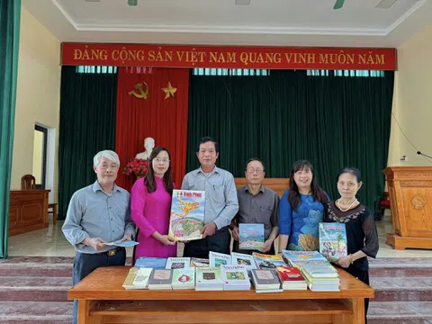 Hội Nhà báo tỉnh Vĩnh Phúc tặng sách, báo cho một số Làng văn hóa kiểu mẫu