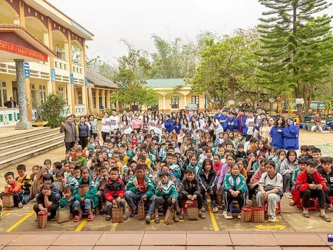 Học sinh THPT trên thành phố Hà Nội và 5 tấn “quà Tết muộn” cho trẻ em vùng cao: “Chúng em là sứ giả của hạnh phúc”