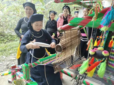 Tuyên Quang: Dệt thổ cẩm – sắc màu văn hóa của người Tày Lâm Bình