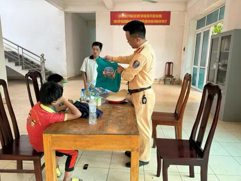 Tuyên Quang: Cảnh sát giao thông giúp 2 anh em ruột đi lạc đoàn tụ với gia đình
