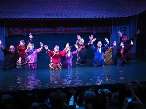 Múa rối nước: Du khách hào hứng, người trẻ Việt thờ ơ?