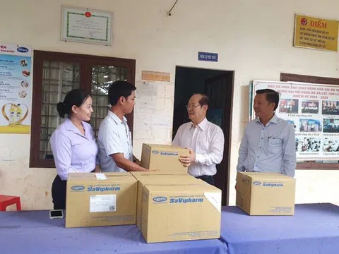 Bình Phước: Công ty CP Dược phẩm SaVipharm tặng thuốc Trạm Y tế xã Lộc Tấn (Lộc Ninh)