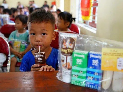 Vinamilk cùng trẻ em vùng khó khăn, sau bão lũ vui đón trung thu