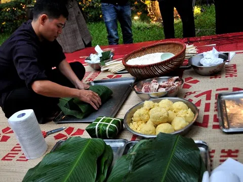 Gói bánh chưng ngày Tết