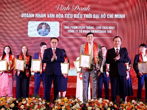 Doanh nhân Phạm Toàn Thắng chủ tịch HĐQT Công ty cổ phần SmartDoor 168 vinh dự nhận danh hiệu doanh nhân văn hóa tiểu biểu thời đại Hồ Chí Minh và top 10 doanh nghiệp văn hóa tiêu biểu thời đại Hồ Chí Minh.