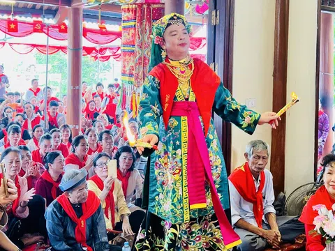 Hầu thánh mùa thu lịch sử: Đền Rừng tặng 1.000 khăn quàng in quốc kỳ