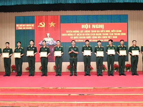 An Giang tuyên dương cán bộ, chiến sĩ tham gia diễu binh, diễu hành tại A80