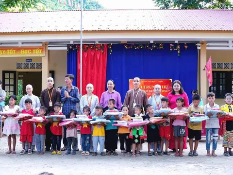 Học bổng “Cùng em đến trường” đến với học sinh vùng cao Nghệ An