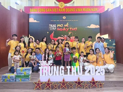 Ấm lòng hình ảnh bệnh nhi hồn nhiên đón Trung thu tại bệnh viện