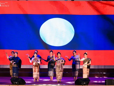Sắc màu văn hóa Lào trong đêm nhạc hội “FPS 2025 - Sen’s Resonance”