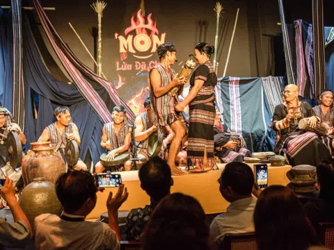 Từ đại ngàn đến phố thị: Lửa Hrê không tắt