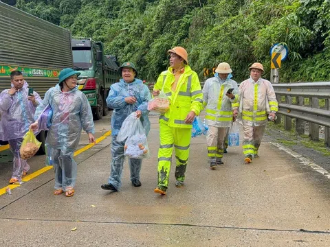 Những chiến sĩ áo vàng giữ vững mạch giao thông, lan tỏa tình người nơi đèo Lò Xo