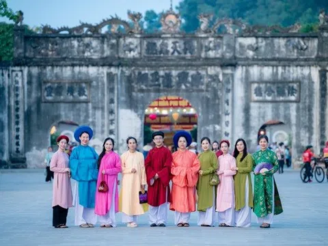 “Gấm hoa Việt phục” - Hơi thở ngàn xưa giữa mùa lễ hội Côn Sơn - Kiếp Bạc