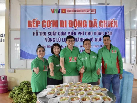 Gần 15.000 suất cơm từ “Bếp dã chiến VNV” tiếp sức người dân Huế sau bão số 12