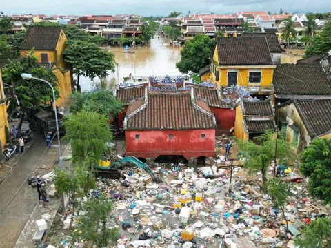 Hội An đồng lòng khôi phục sau lũ lịch sử: “Nước rút đến đâu, dọn dẹp đến đó”