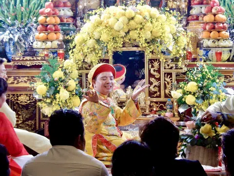 Đền Rừng: Nghệ nhân Hoàng Xuân Mai long trọng tổ chức Đản tiệc Đức Thánh Hoàng Mười và một năm nhập tự thủ nhang