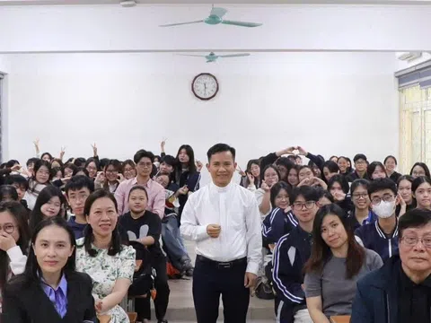 Từ chú giải văn bản đến diễn giải văn chương trong cuốn Thần khúc của Dante