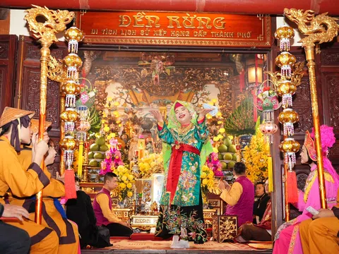 Nghệ nhân Hoàng Xuân Mai loan giá phụng hầu, khai mạc chương trình thực hành nghi lễ hầu đồng tại Đền Rừng