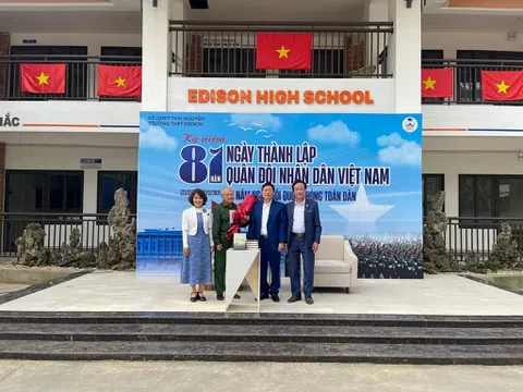 Giao lưu với thầy trò trường THPT Edison (Thái Nguyên): Khi ký ức chiến tranh gặp khát vọng phát triển